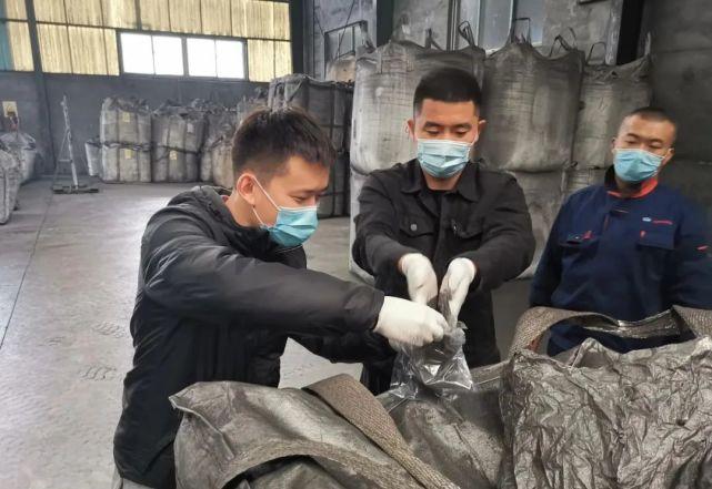 离谱！1200吨战略石墨偷偷运往美国，这家上市公司直接被查
 
谁能想到，咱们出