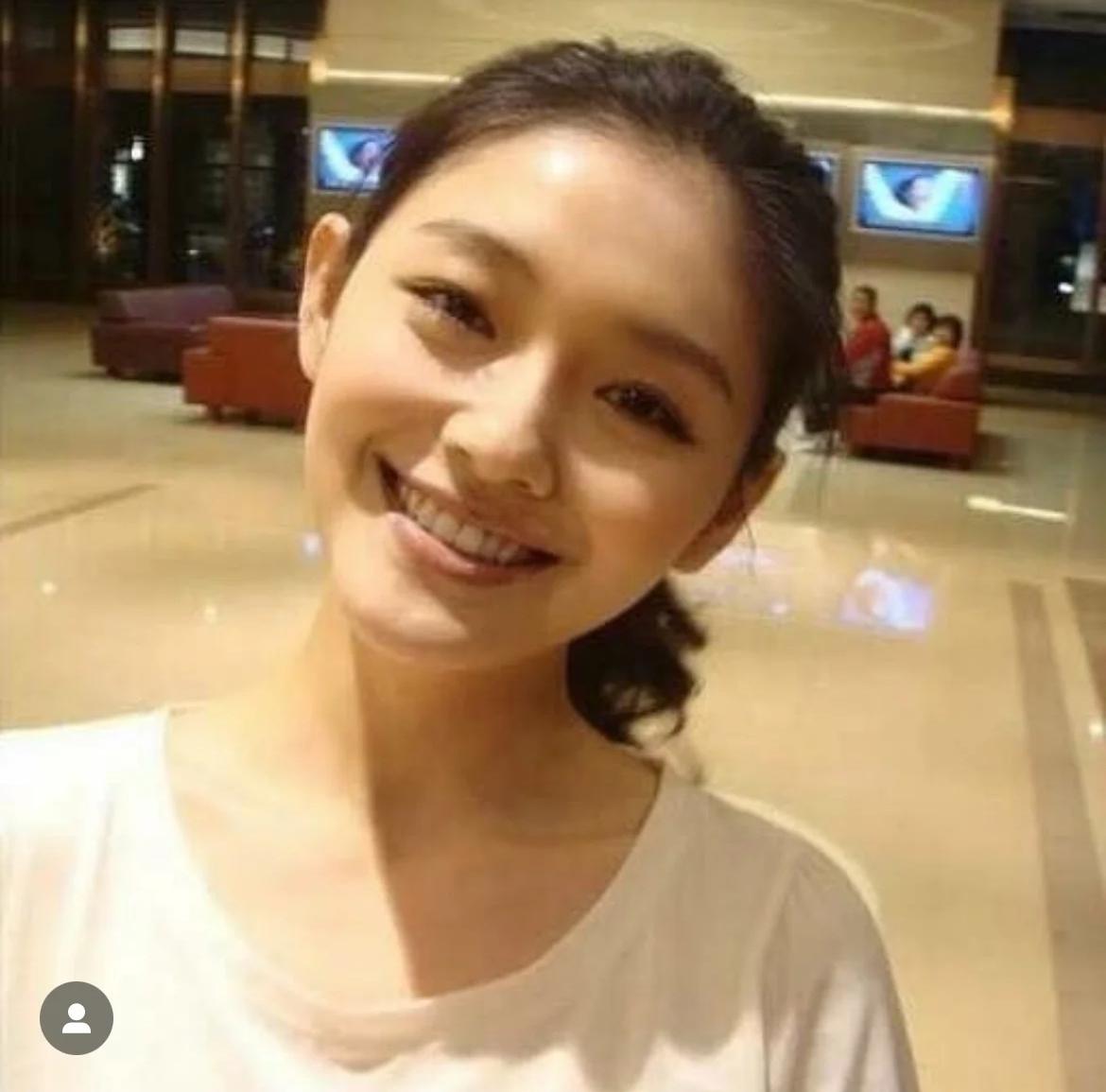 她表面大女主，我觉得其实最蠢，作为一个妈妈，她没有好好照顾自己，让一双儿女早早失