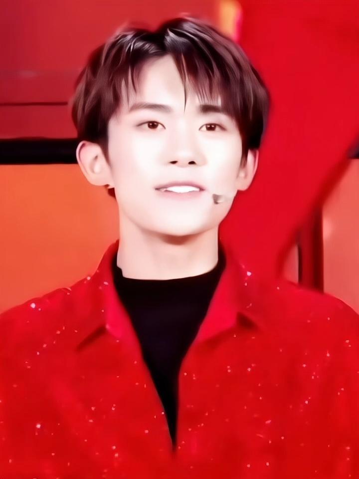 易烊千玺一穿红色全世界男女老少都吻上来了 