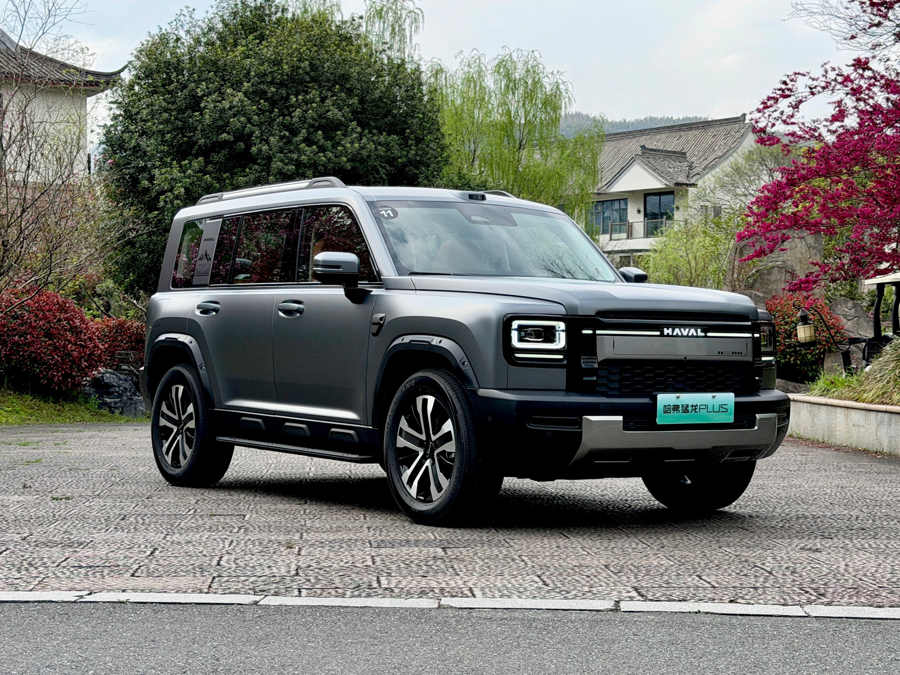 哈弗猛龙PLUS定位为20万级中型硬派插电混动SUV，其核心亮点在于将硬派越野与