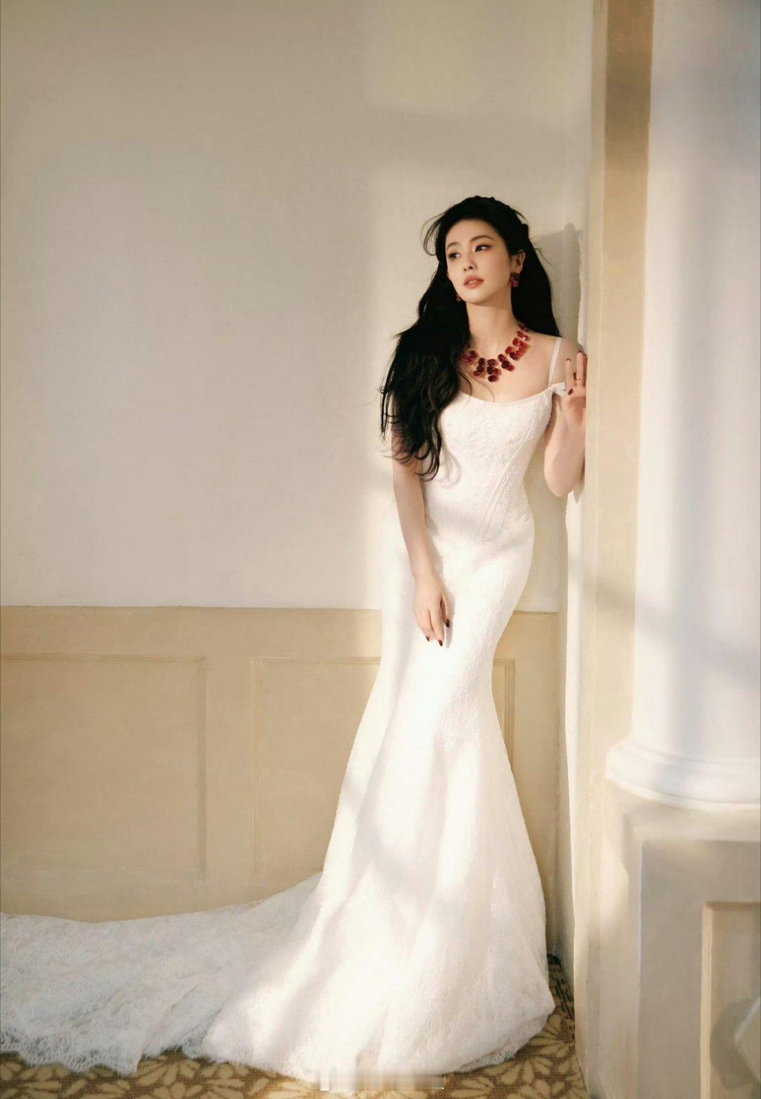 白鹿今日份直播妆造来了，一身白色紧身吊带长裙，佩戴红色宝石配饰，客观评价一下，这
