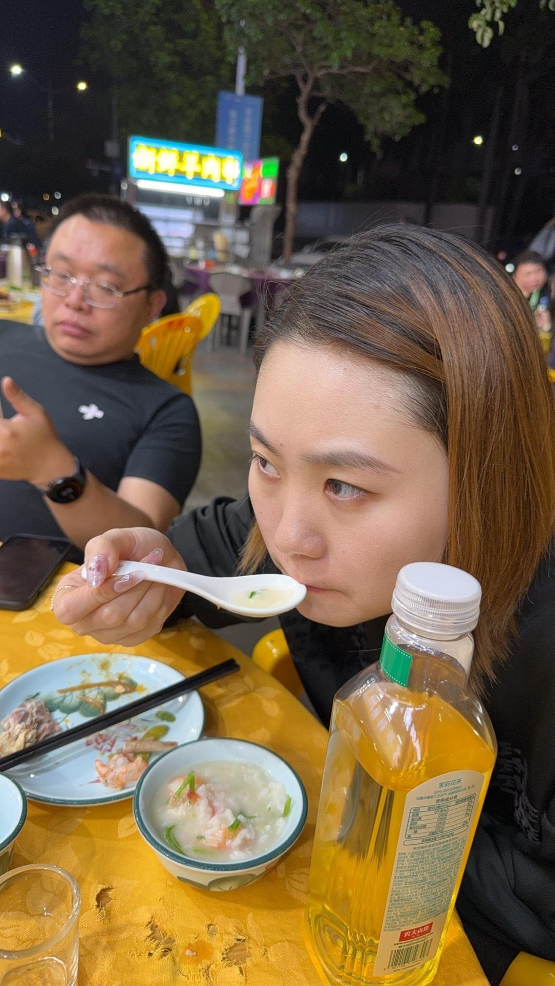 爷爷带孙女儿出来吃饭的即视感[吃瓜] 