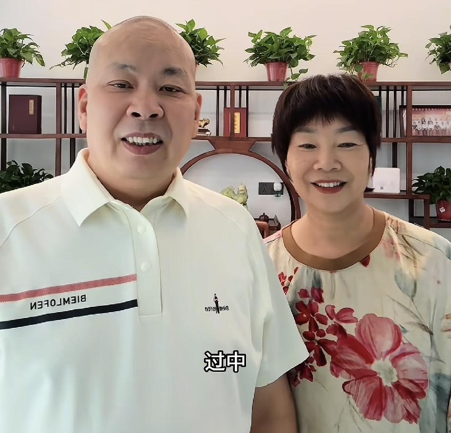 厉爸今天新视频她和厉妈去采购了很多各式各样的月饼
今年中秋他们准备回老家过中秋