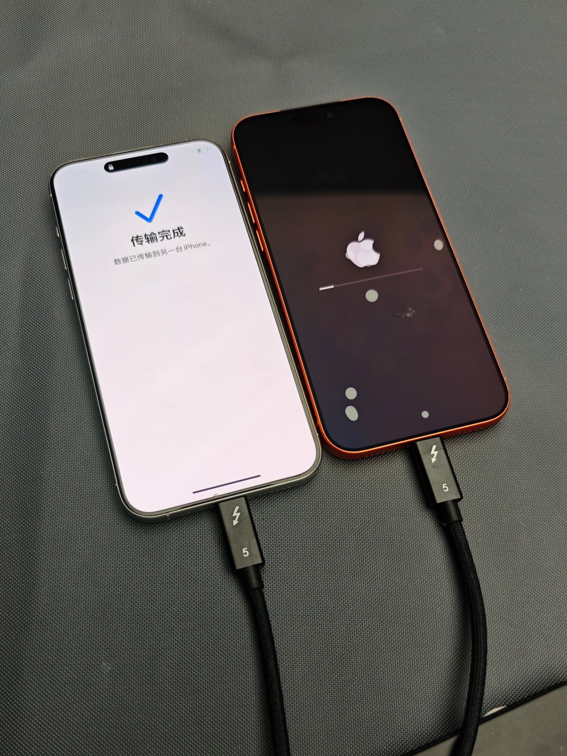 iPhone小技巧，苹果手机快速传输资料，Pro系列的苹果手机，用雷电5数据线，