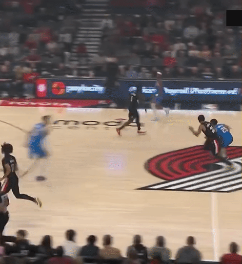 其实杨瀚森不用太着急，继续练还有机会。因为开拓者首发中锋多诺万克林根的协防能力和