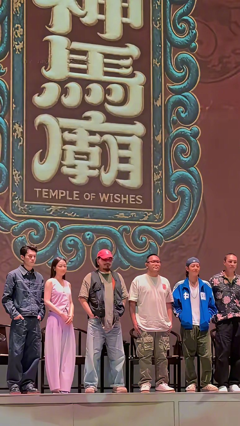你说陈冠希不靠谱吧，陈冠希还特意穿着印有“中国”两字的衣服。你说陈冠希靠谱吧，陈