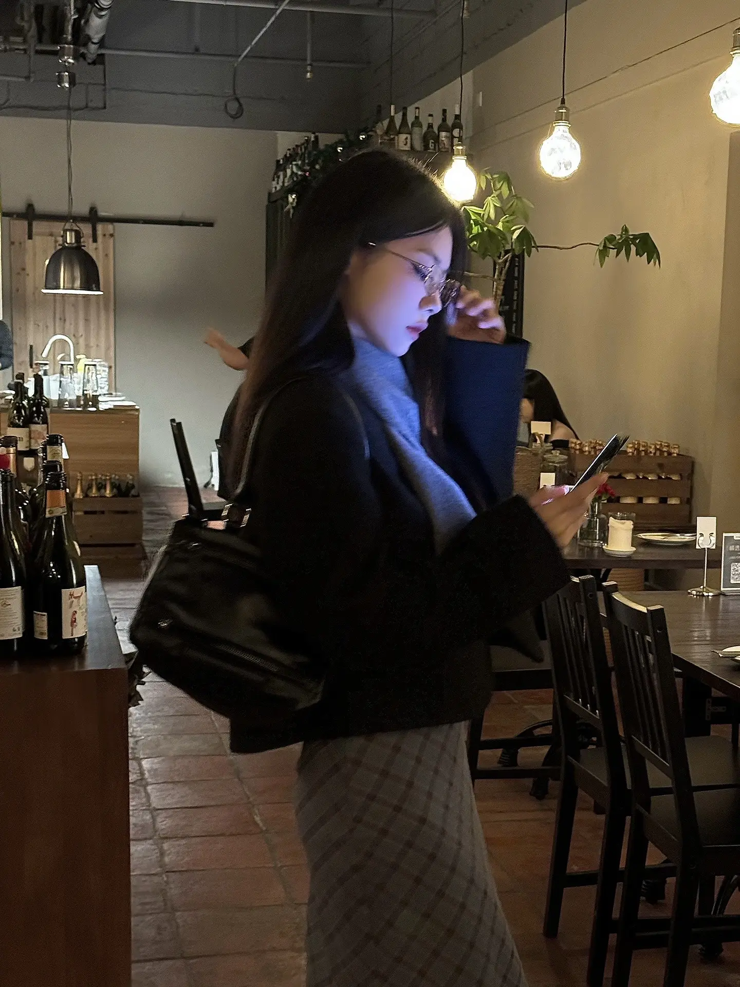 只看着我。