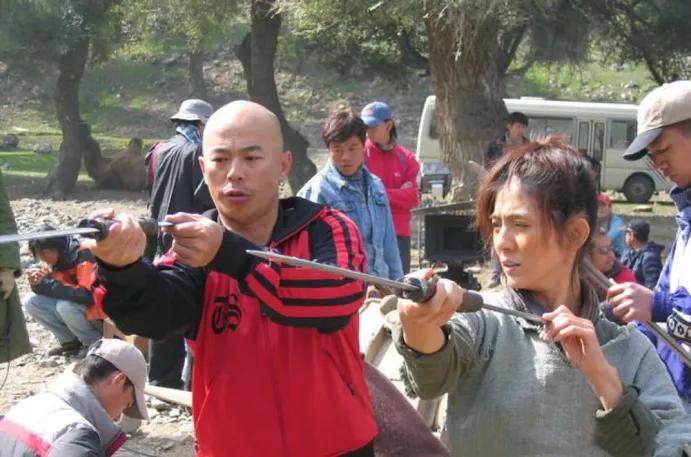 一次拍摄，熊欣欣对着道具咬了一口，徐克吓得从凳子上跳了起来：“你这一口下去，80