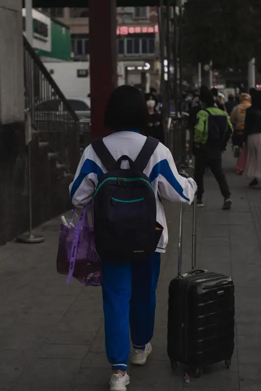 你会让孩子独自背行李上学吗
最近广州那个独自背行李坐地铁的初中生火了，照片里他用