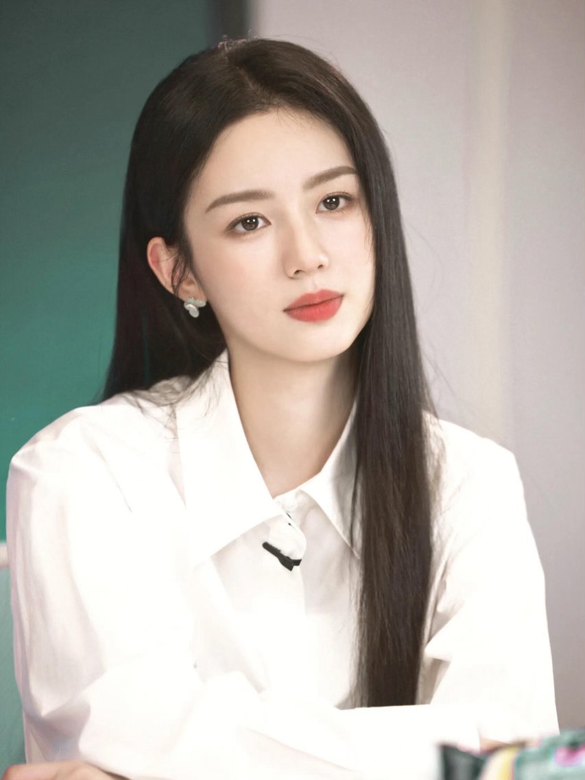 周也好适合宅斗的一张脸 宅斗剧最怕女主角长着一张“好欺负”的脸。周也刚好相反，她