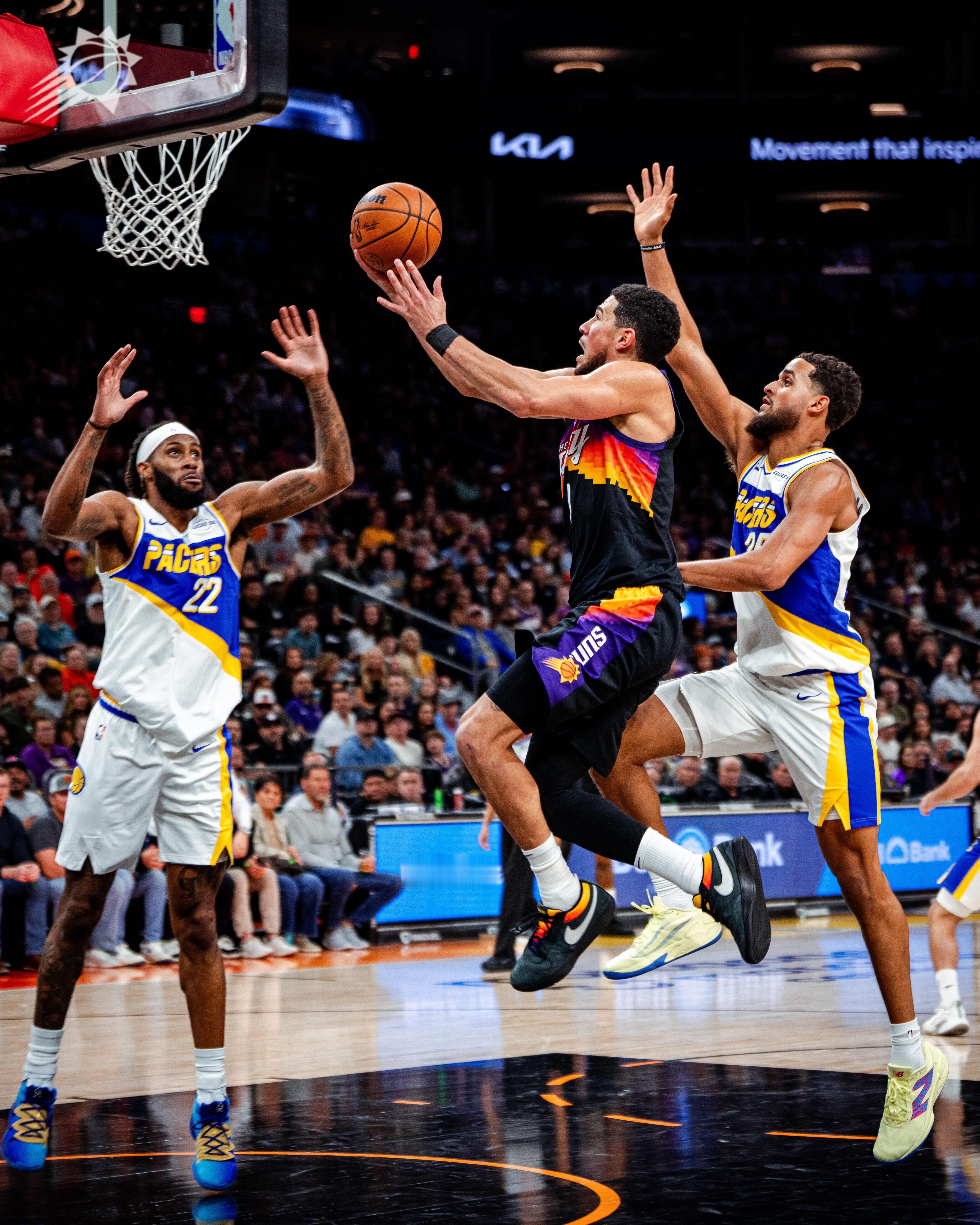 布克率队打出一波进攻高潮，目前已经拿到31分+7助攻！太阳104-79领先步行者