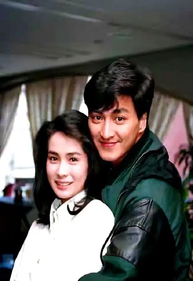 64岁的何家劲被拍到牵着10岁女儿放学，一身POLO衫、黑框眼镜，和普通家长没两