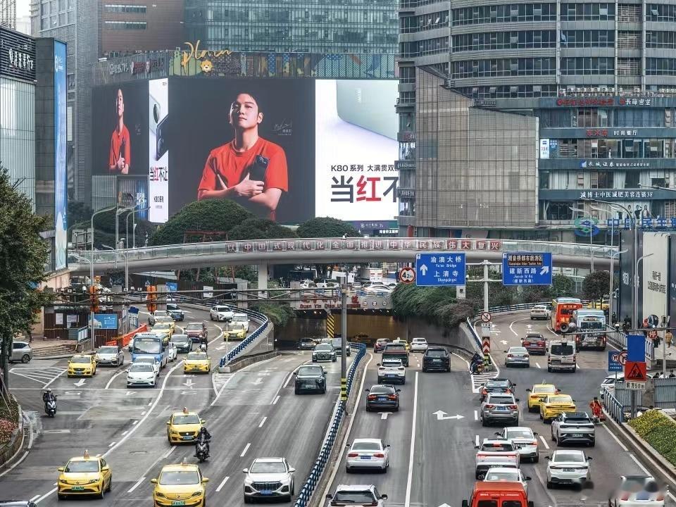 樊振东现身K80发布会 被樊振东各个城市大屏广告刷屏了！！红米真的太宠了啊哈哈哈