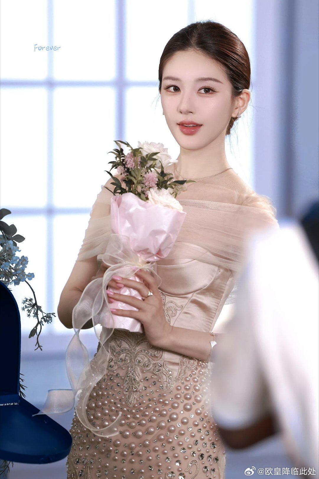 漂亮的婚纱手捧着鲜花美丽得像童话 ​​​