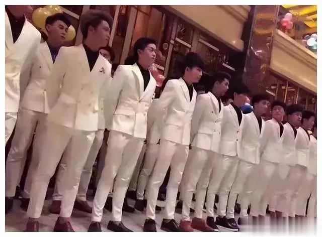 虽然嫖娼男女都有，但这种“鸭店”真的相当少见，甚至还没赚大钱就有人开了。事情的起