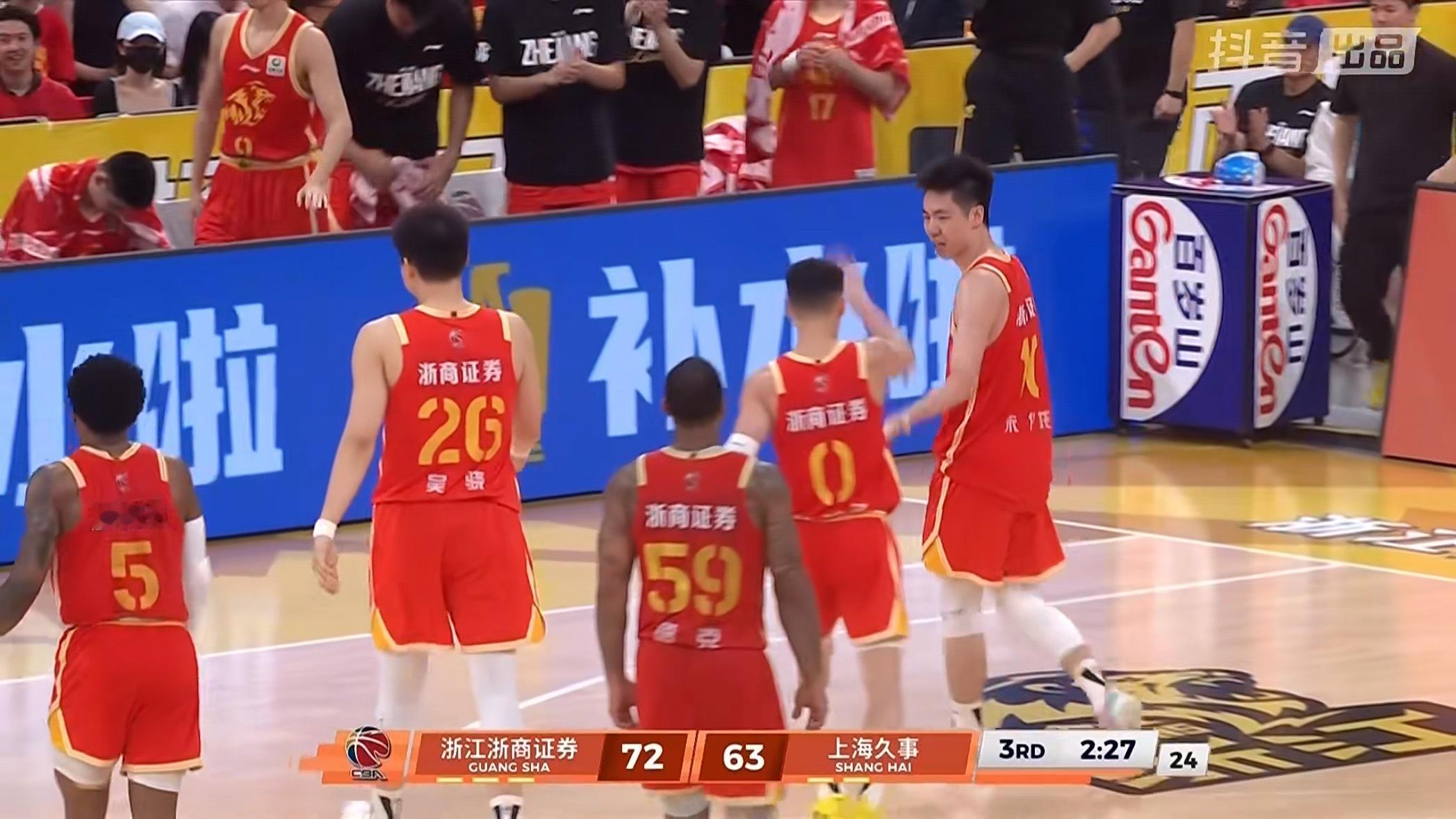 来了来了一打开直播看到广厦打停上海上海男篮vs广厦男篮上海久事大鲨鱼