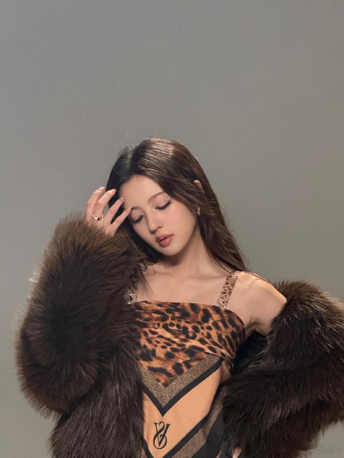 何瑞贤吊带豹纹上衣何瑞贤穿豹纹美到我了 姐的时尚真的是没有瓶颈，何瑞贤吊带豹纹上