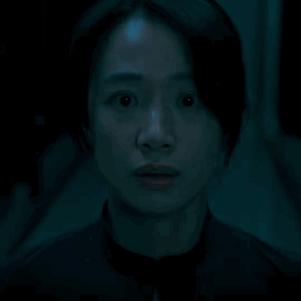 李梦又上楼了 中式恐怖赛道有李梦，等于有了定海神针。她的脸就是最好的氛围组，不用