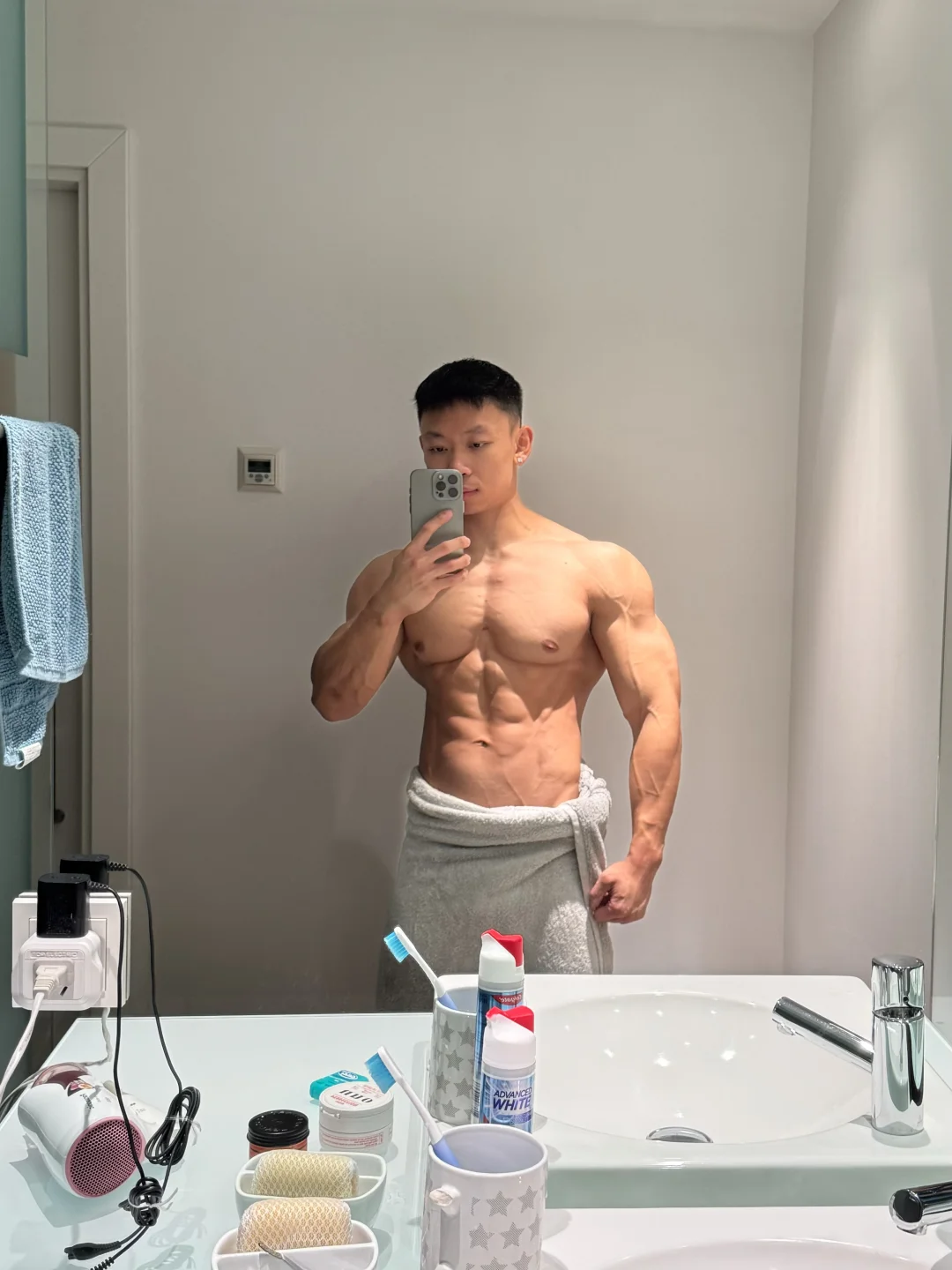 瘦的只剩腹肌了