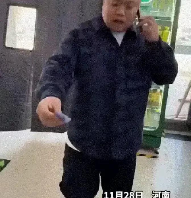 河南小伙饭卡只剩两块八，给老爸发语音说随便充点，结果手机一震余额多出一万。
我盯