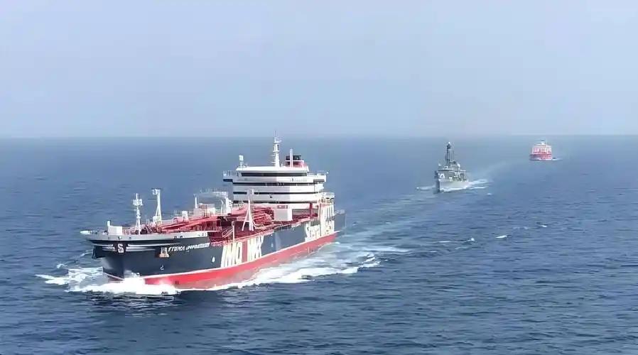 霍尔木兹海峡瘫了四个月，全球原油少了14%，按理说油价早该冲上150美元了。可现