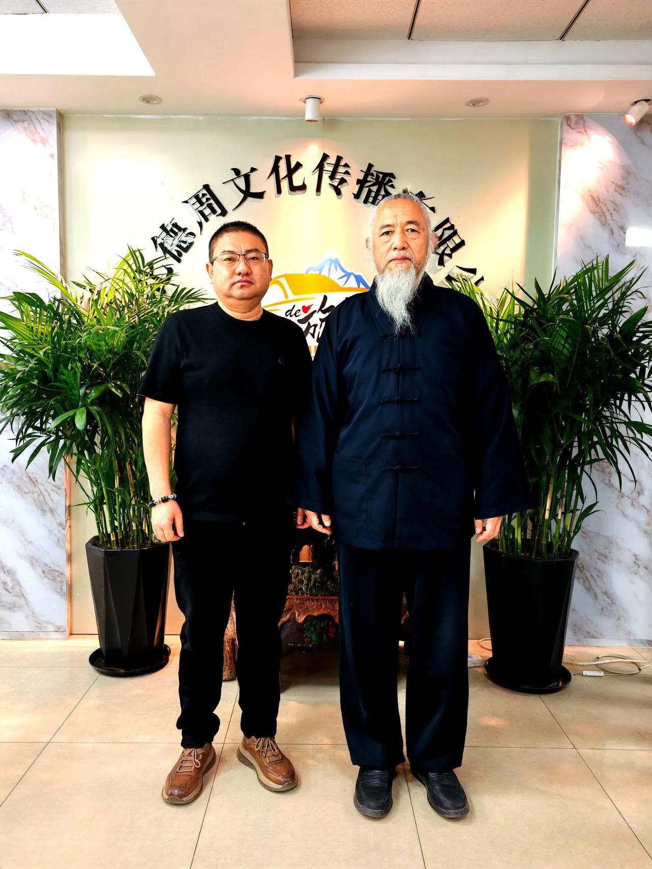 银花火树映蟾宫，太乙坛前法鼓隆。玉枢诀引三清炁，黄符书成万象通。紫气东来星斗转，