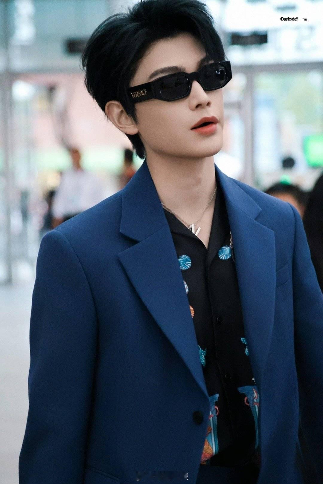 丁禹兮蓝西装花衬衫丁禹兮西装花衬衫丁禹兮蓝西装花衬衫，帅成这样！！和昨天两模两样