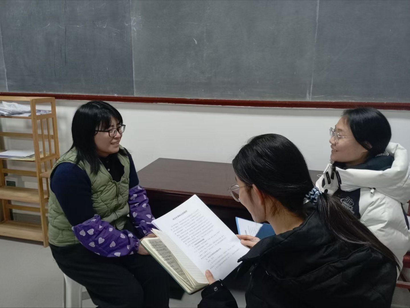 秦岭笑谈曲阜师范大学大学生寒假社会实践【躬耕教坛 服务社区】1月15日，为促进专