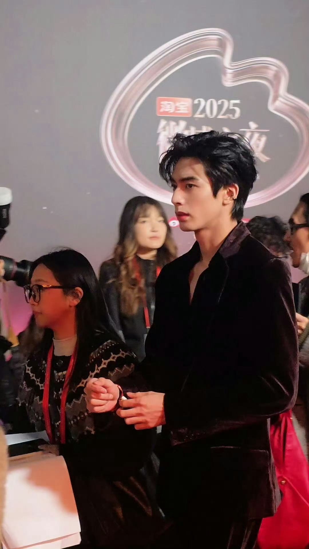 宋威龙红丝绒深V太烧了！！！！ 