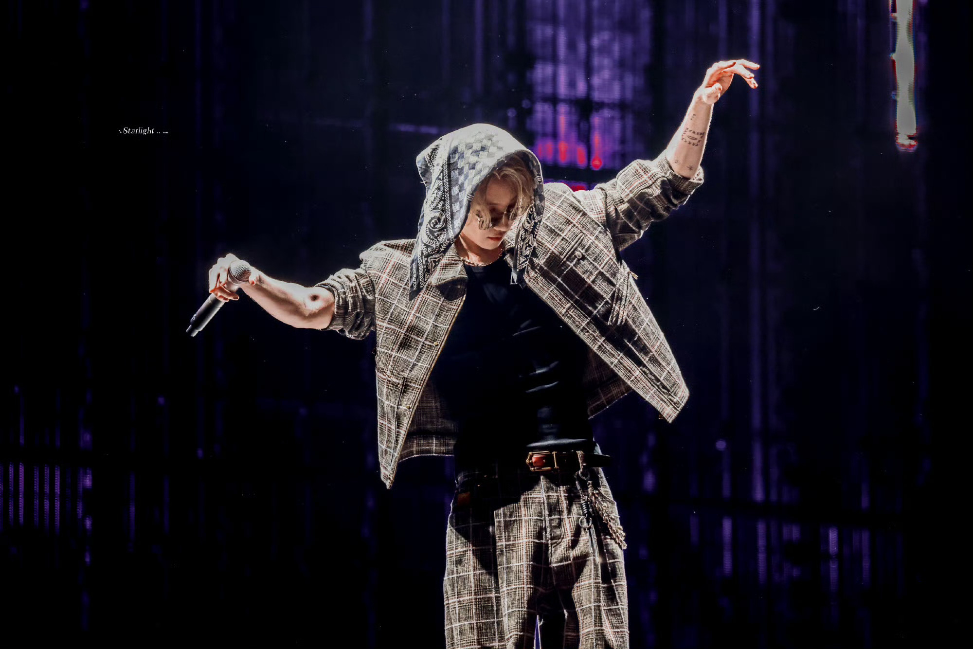 徐明浩演唱会穿了特别定制 徐明浩今天演唱会穿了LV特别定制！LV全球独一份定制，