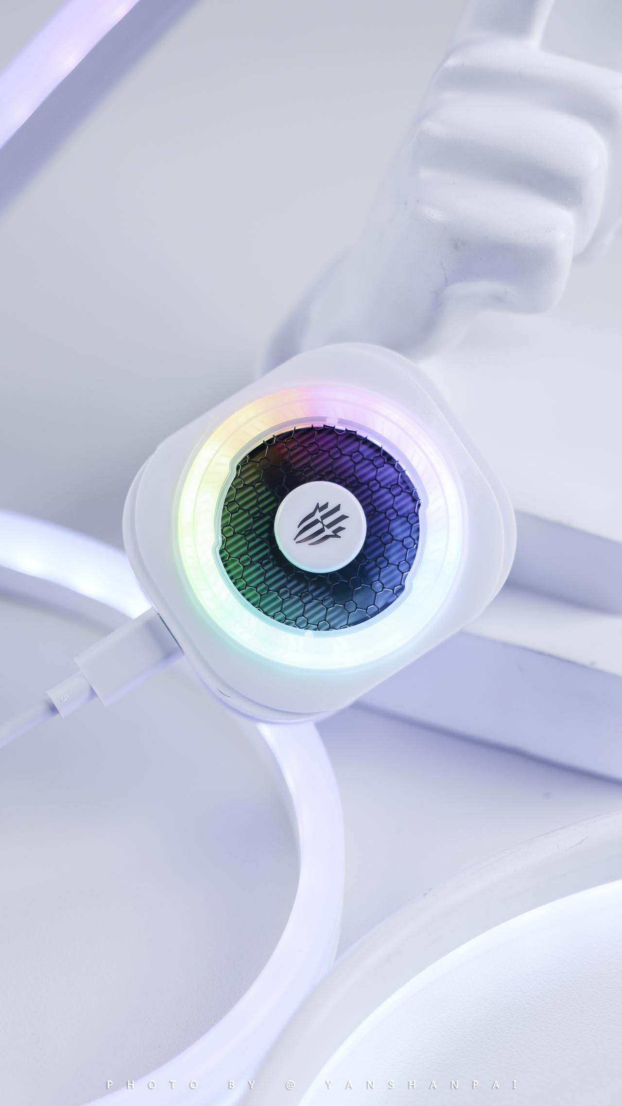 红魔散热器8Pro月霜白特别版实拍图赏分享！
颜值不用说，纯白机身+GRB灯效，