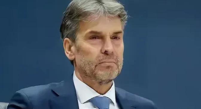 "制裁阿斯麦会毁了全球芯片业"？这话听着冠冕堂皇，实则藏着颠倒黑白的套路——荷兰