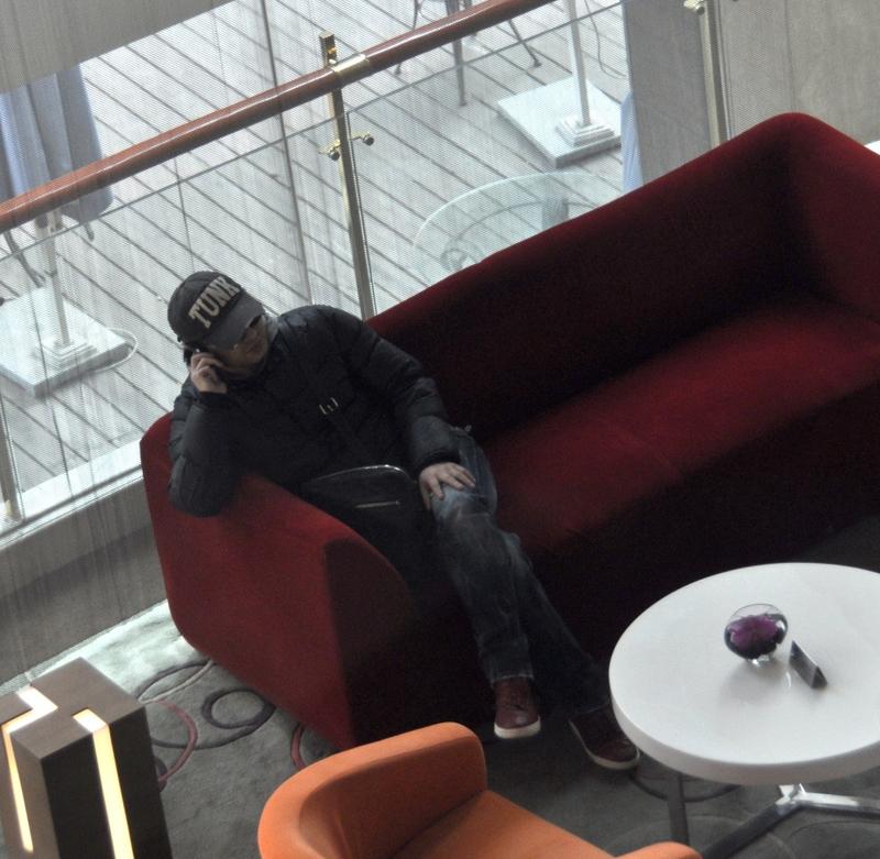 54岁汪峰今年开巡演，首站在哈尔滨却大型翻车，跑调走音全占了。从现场歌迷视频能看