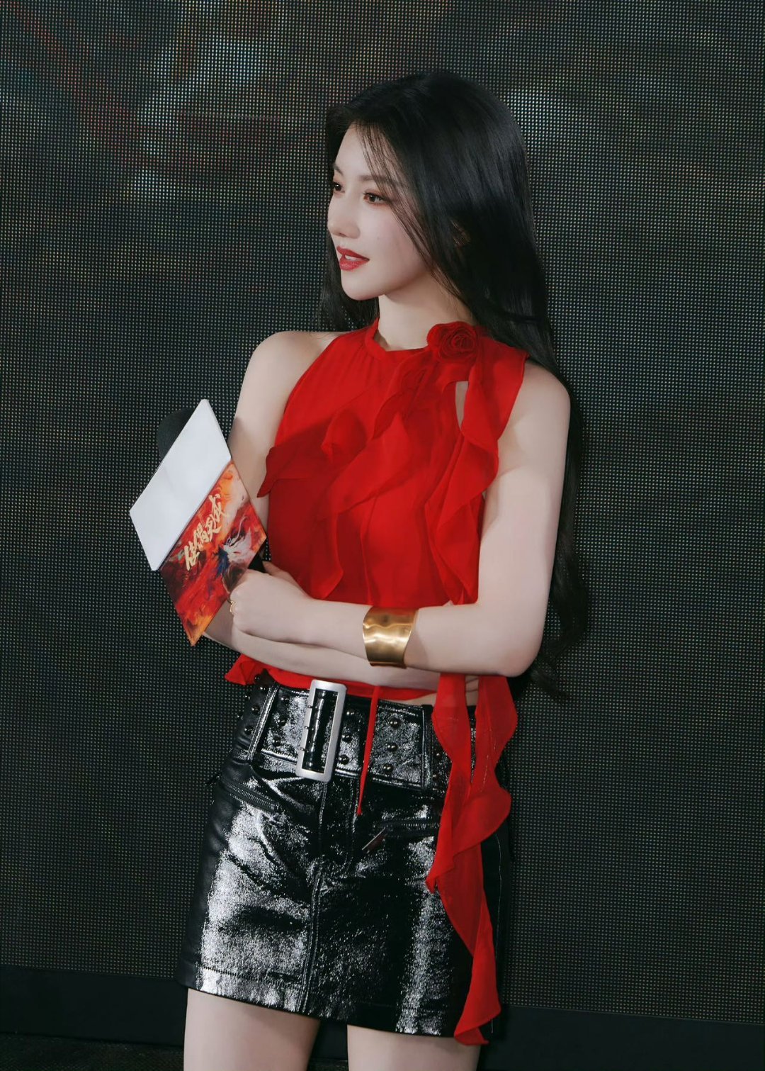 王鹤润妆造 王鹤润氛围感营业满分！！极简妆容高级又耐看，眉眼舒展气质绝佳，穿搭简