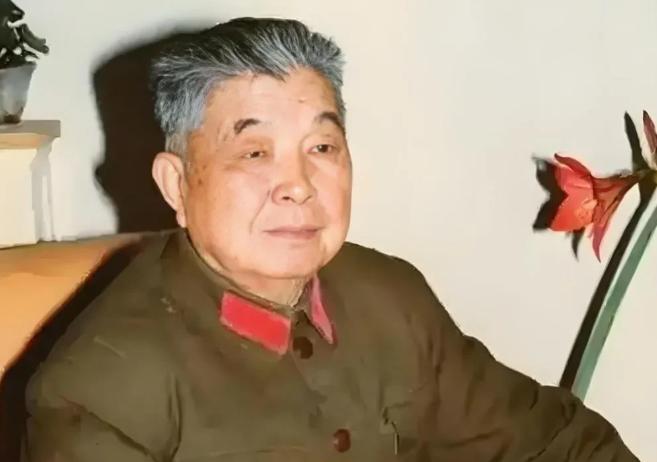 1953年秋，刚从朝鲜战场凯旋的开国少将刘忠，身着笔挺军装，带着警卫员踏上了阔别