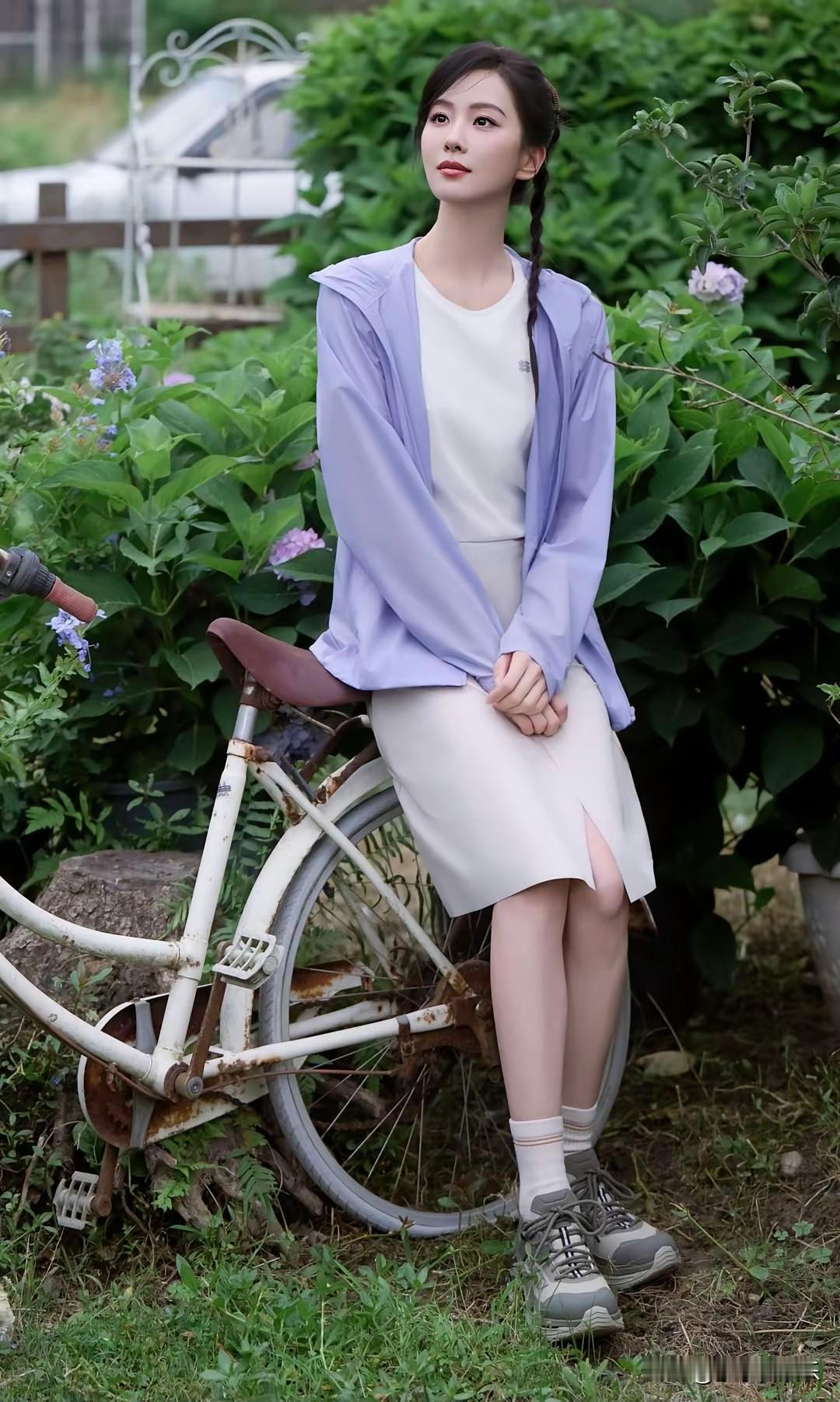 谁看了不说一句，刘诗诗的清纯感真是拿捏到骨子里了！一笑起来眼睛亮亮的，干净得像山