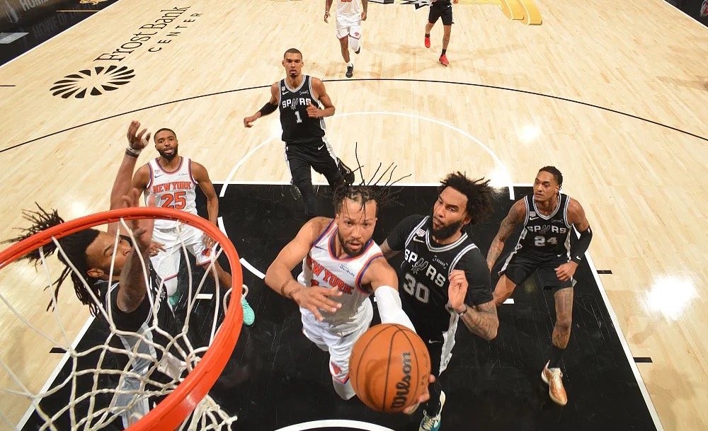 NBA总决赛，纽约尼克斯客场战胜圣安东尼奥马刺，大比分取得2-0领先。凭借本场胜