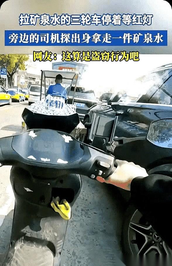 红灯60秒，一辆黑色奔驰，不紧不慢地滑到一辆拉货的三轮车旁。
车窗降下，一只手闪