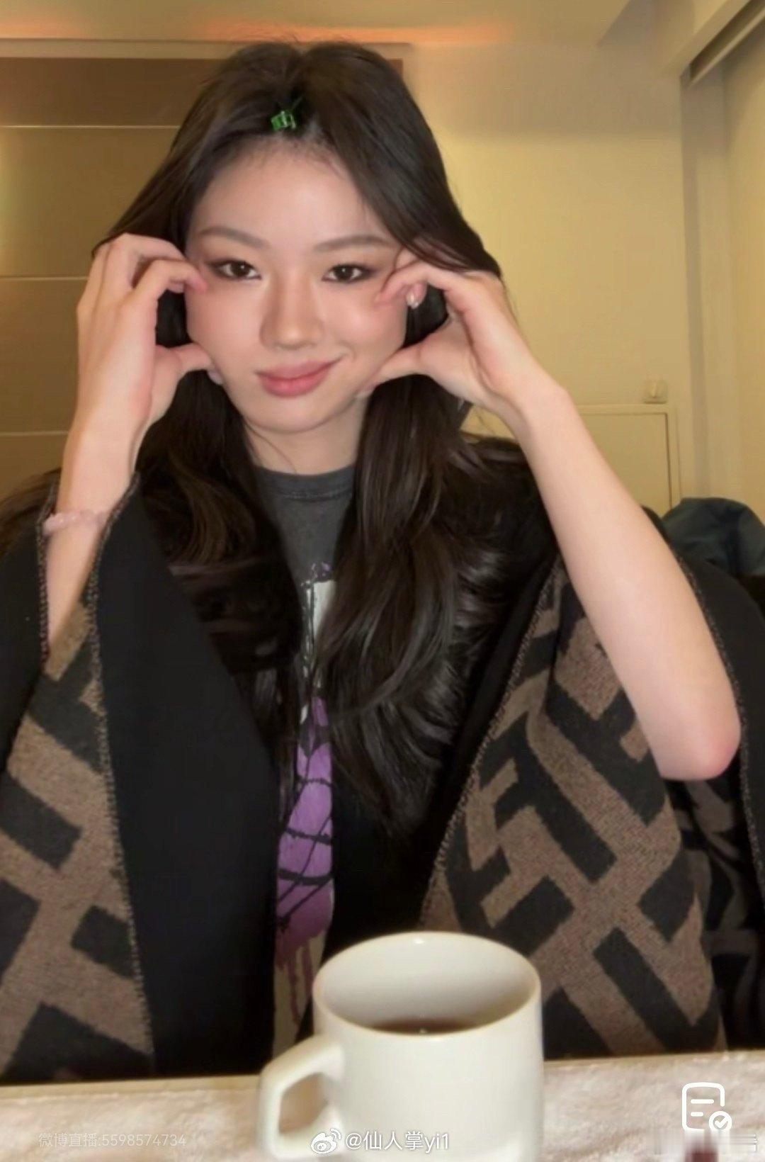 #单依纯直播# 天籁之声单依纯开启直播，歌声如清泉流淌，抚慰心灵。一起沉浸在这美