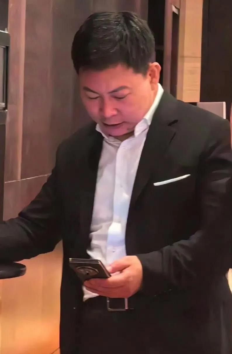 遥遥领先是怎么实现的，三折叠可以做到那么薄，曝光它的又是余承东。视觉上看跟华为M