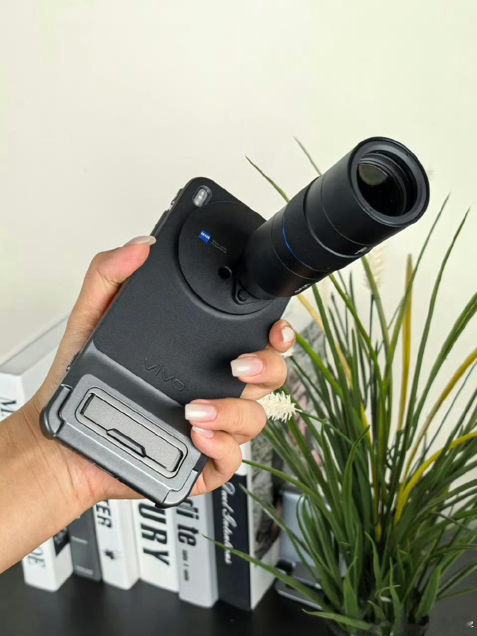 增距镜为何能成为演唱会外挂数码主理人 物理层面来说，光学放大拉长焦距，所以比手机