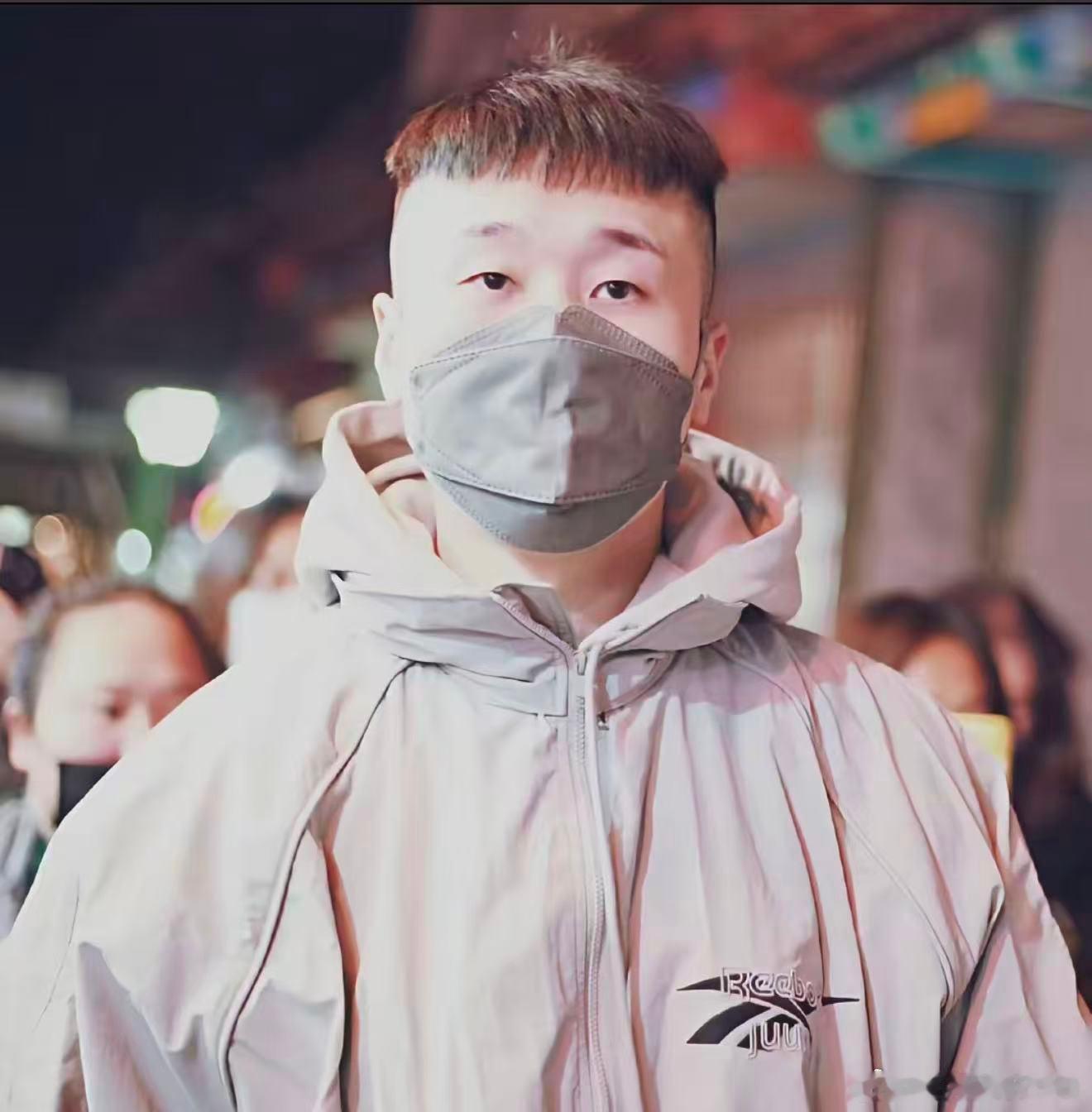 球赛季解说少不了德云社坐等两个人互换立场唠球赛，一个老球迷一个新生代，视角碰撞绝