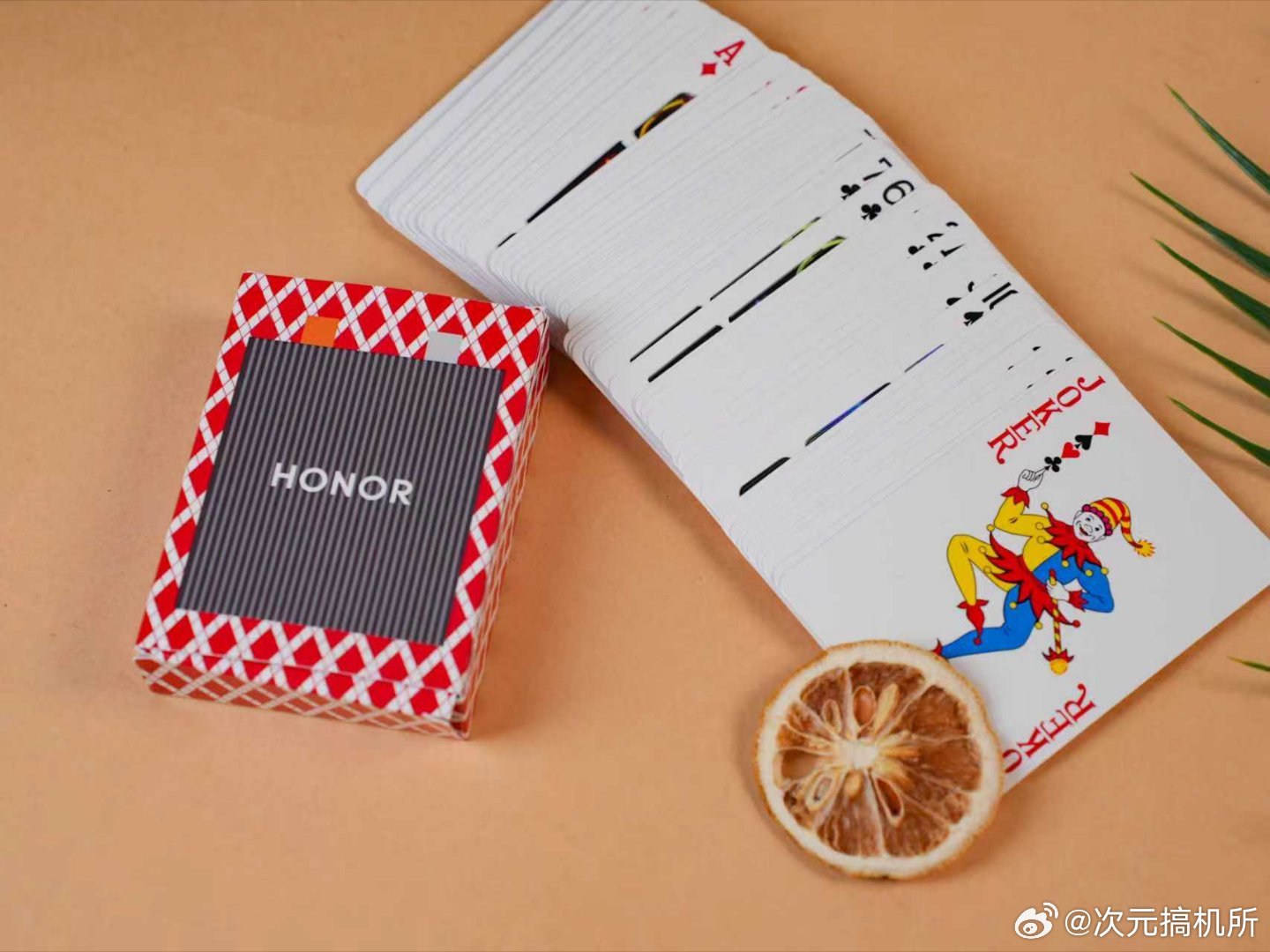 今天收到了荣耀超酷的Magic V6邀请函！竟然是一副扑克牌，里面藏着一张王牌—