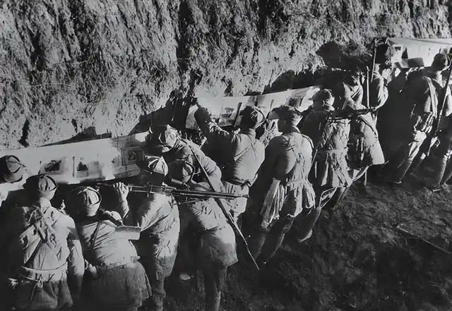 1947年7月，鲁西南战场援军步步逼近，战场局势愈发紧张。

面对敌军持续北上增