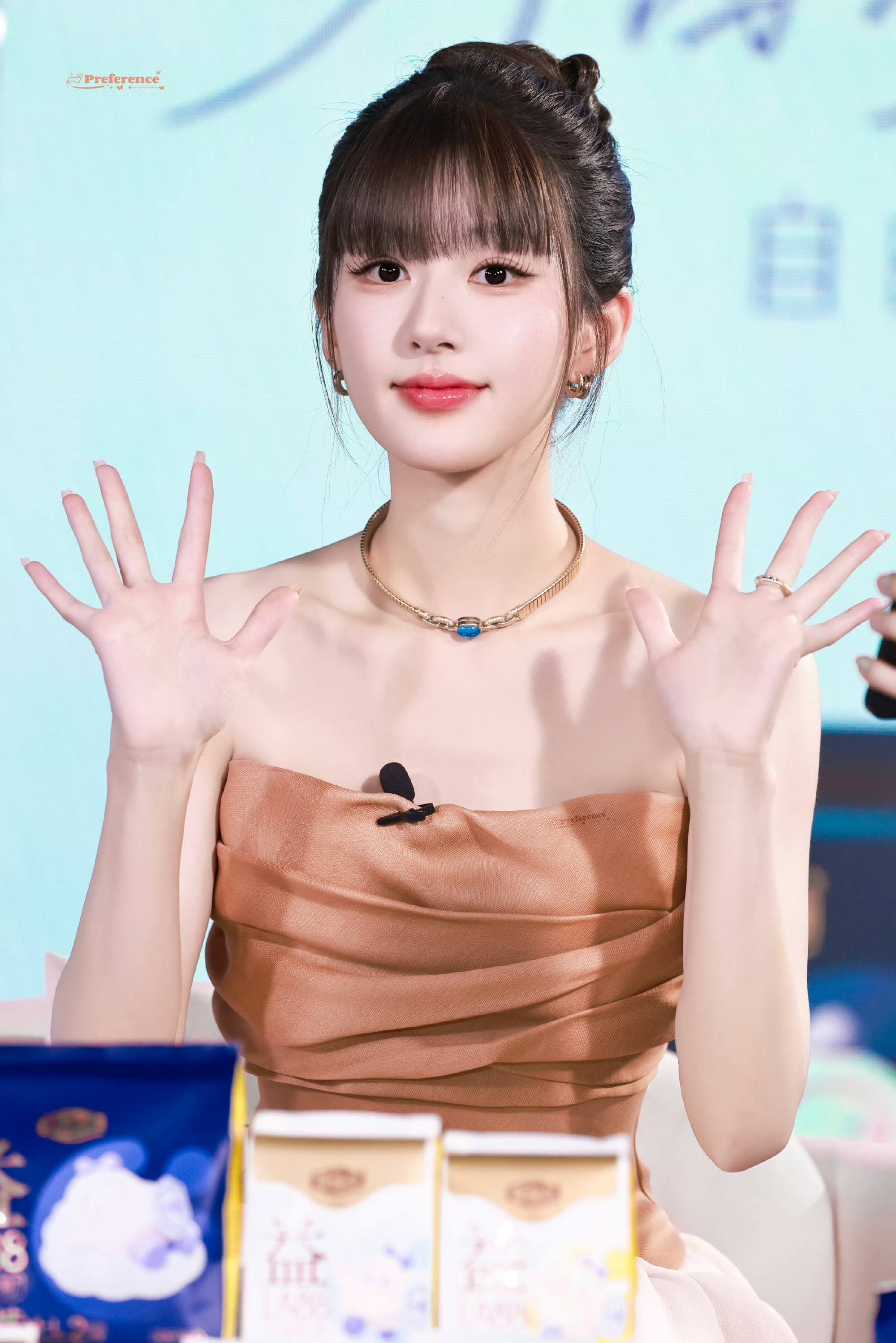 赵露思  网上说说得了，现实中谁不想长成赵露思今日赵露思现身自由点成都线下活动，