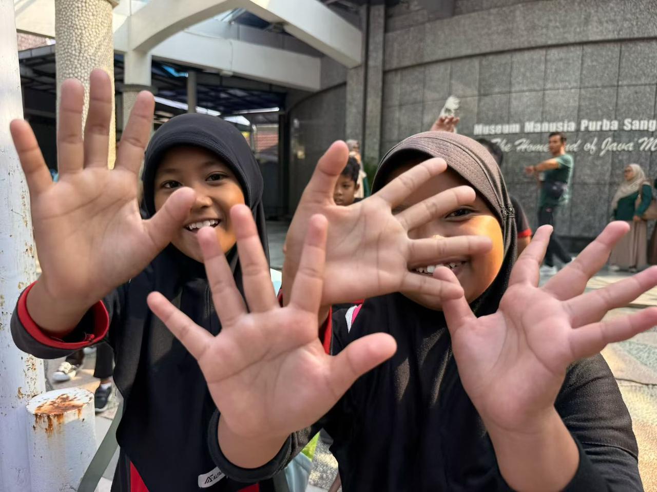 我也是老师（凌凌）桑义兰早期人类遗址毫无疑问也是当地学校最好的课堂，一个上午遇到