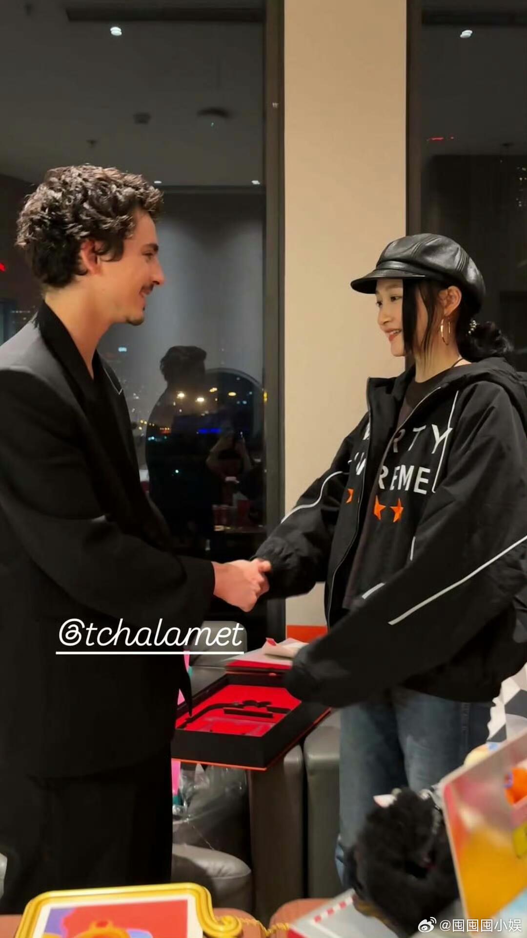 关晓彤晒和甜茶合照 关晓彤晒与甜茶合照关晓彤晒与甜茶合照，甜茶笑容很阳光，关晓彤