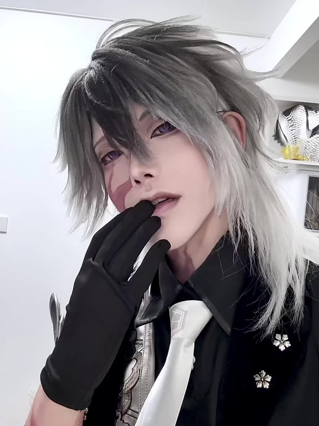 刀剑乱舞确实烂，但是实休光忠就有种让你心甘情愿在群租房里给他洗裤衩的气...