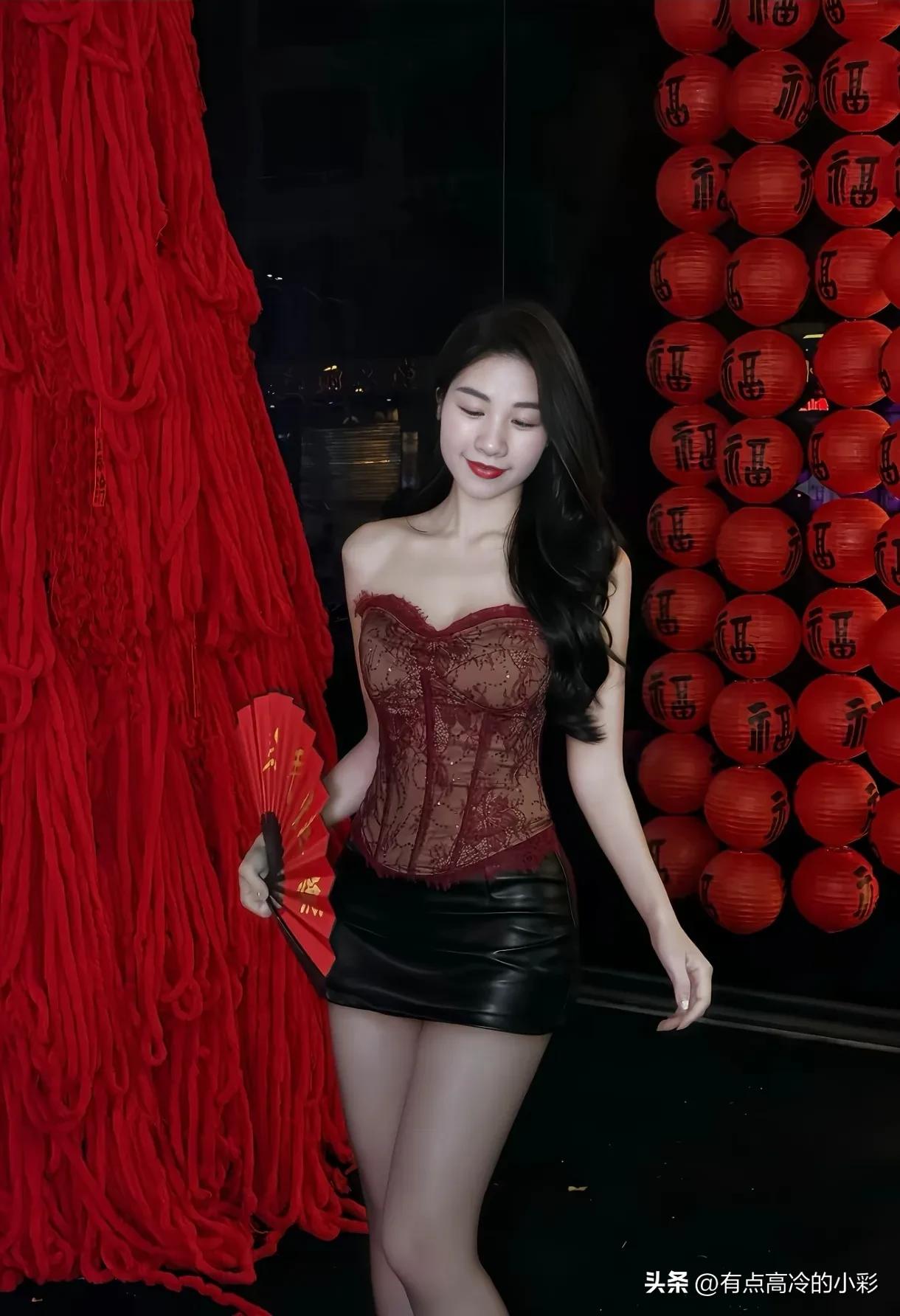 红灯笼映着夜色，手中的折扇轻摇，仿佛能听见旧时光里的细语。今晚的装扮，是对自己的