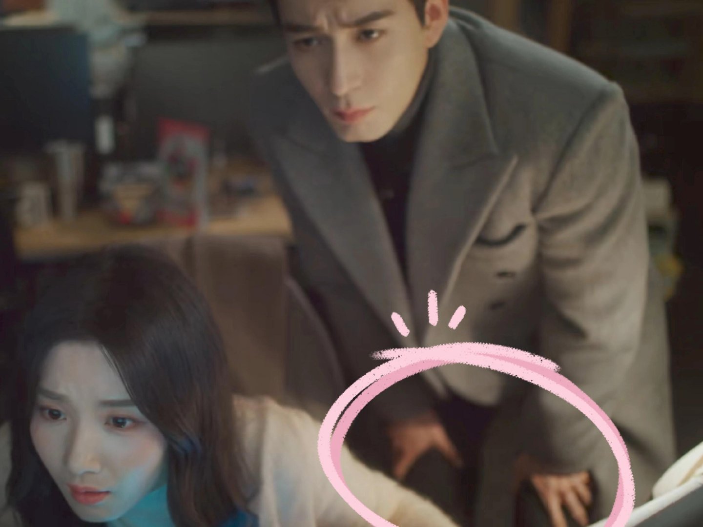 杵腿不杵桌，好正常的动作有分寸感已经击败了不知多少用户 